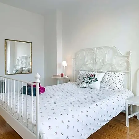 Flowerstreet54 - Special Flat Next To Train& Metro Порту